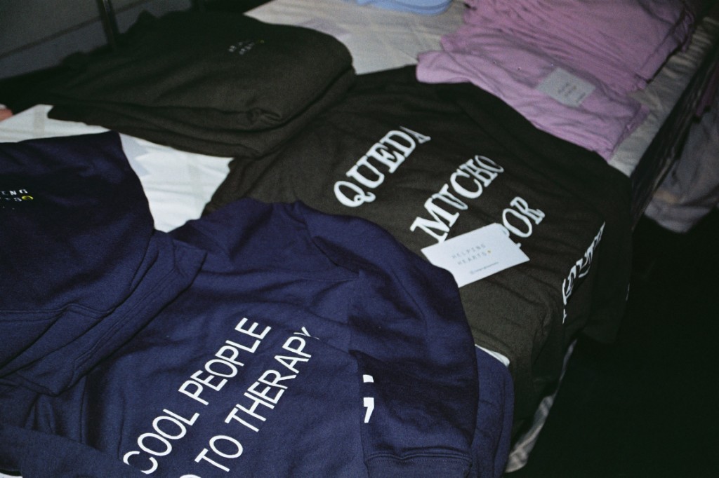 Hoodies de Helping Hearts con mensajes de salud mental